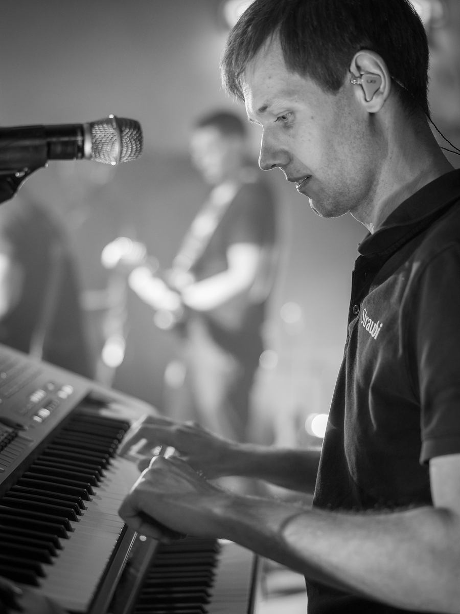Keyboarder am Mikrofon, Schwarzweißfoto